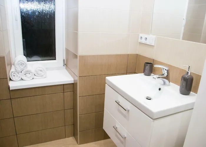 Sunny Aircon In The Centre Of Slany